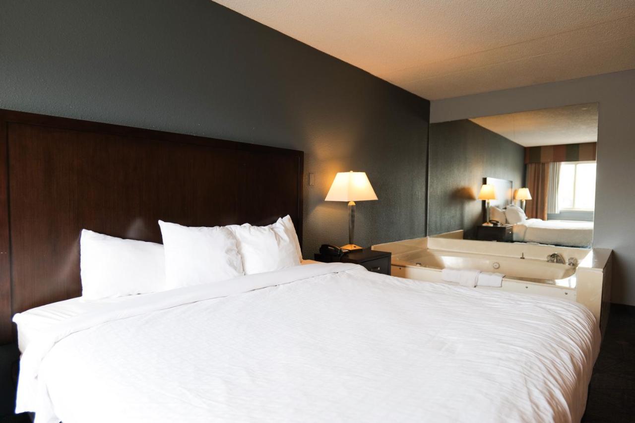 Baymont By Wyndham Flint Airport North Hotel Buitenkant foto