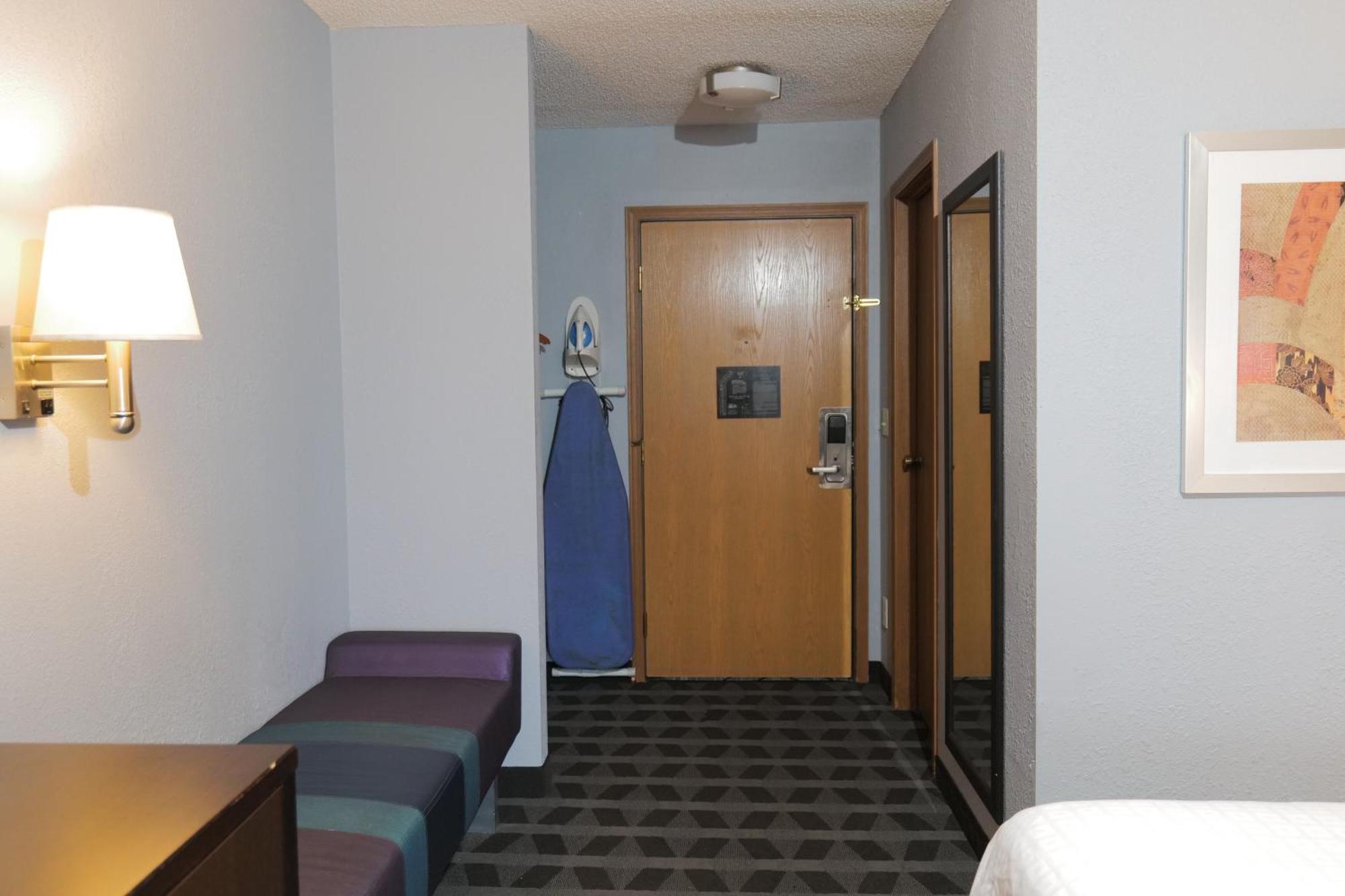 Baymont By Wyndham Flint Airport North Hotel Buitenkant foto