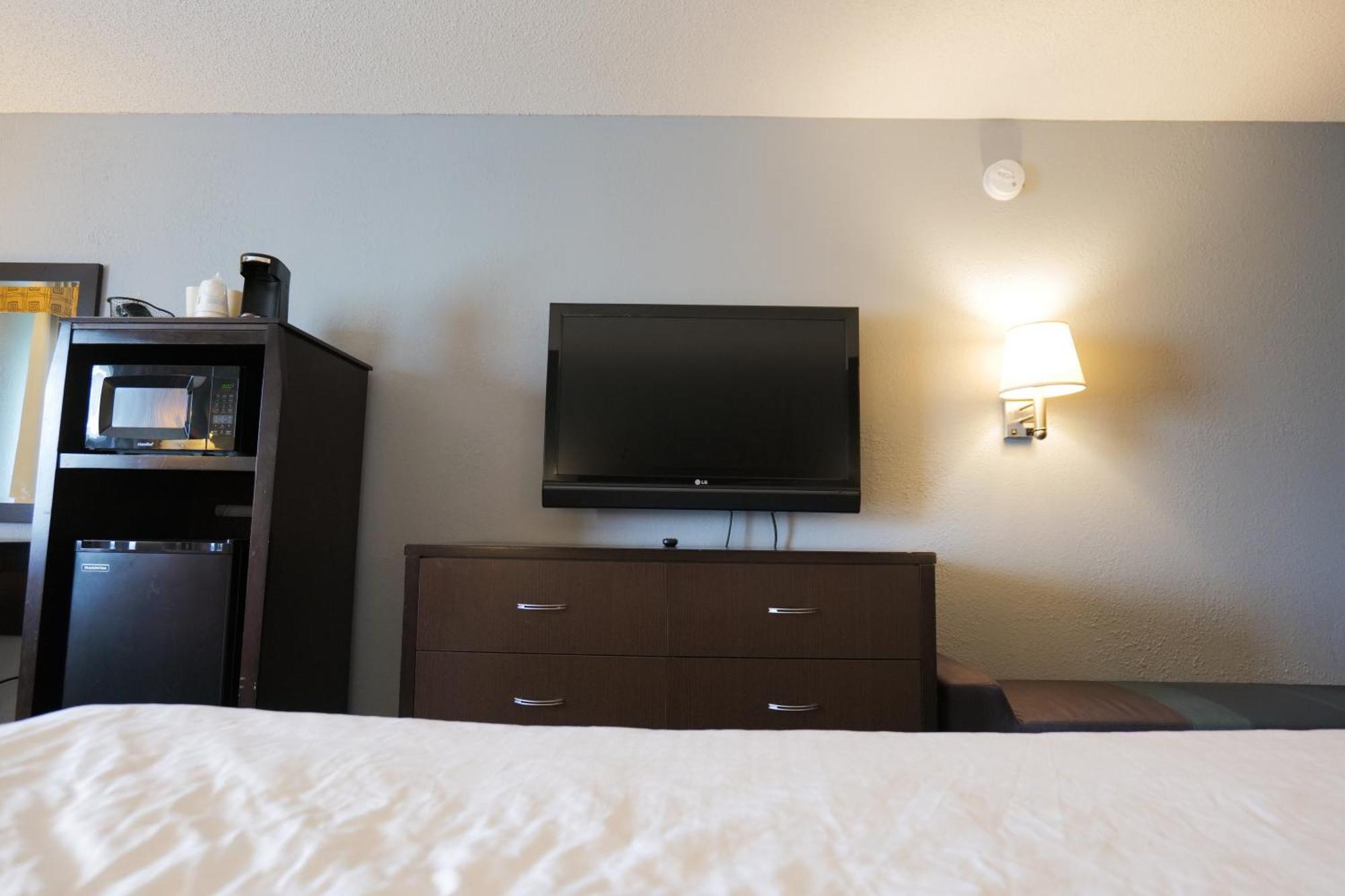 Baymont By Wyndham Flint Airport North Hotel Buitenkant foto
