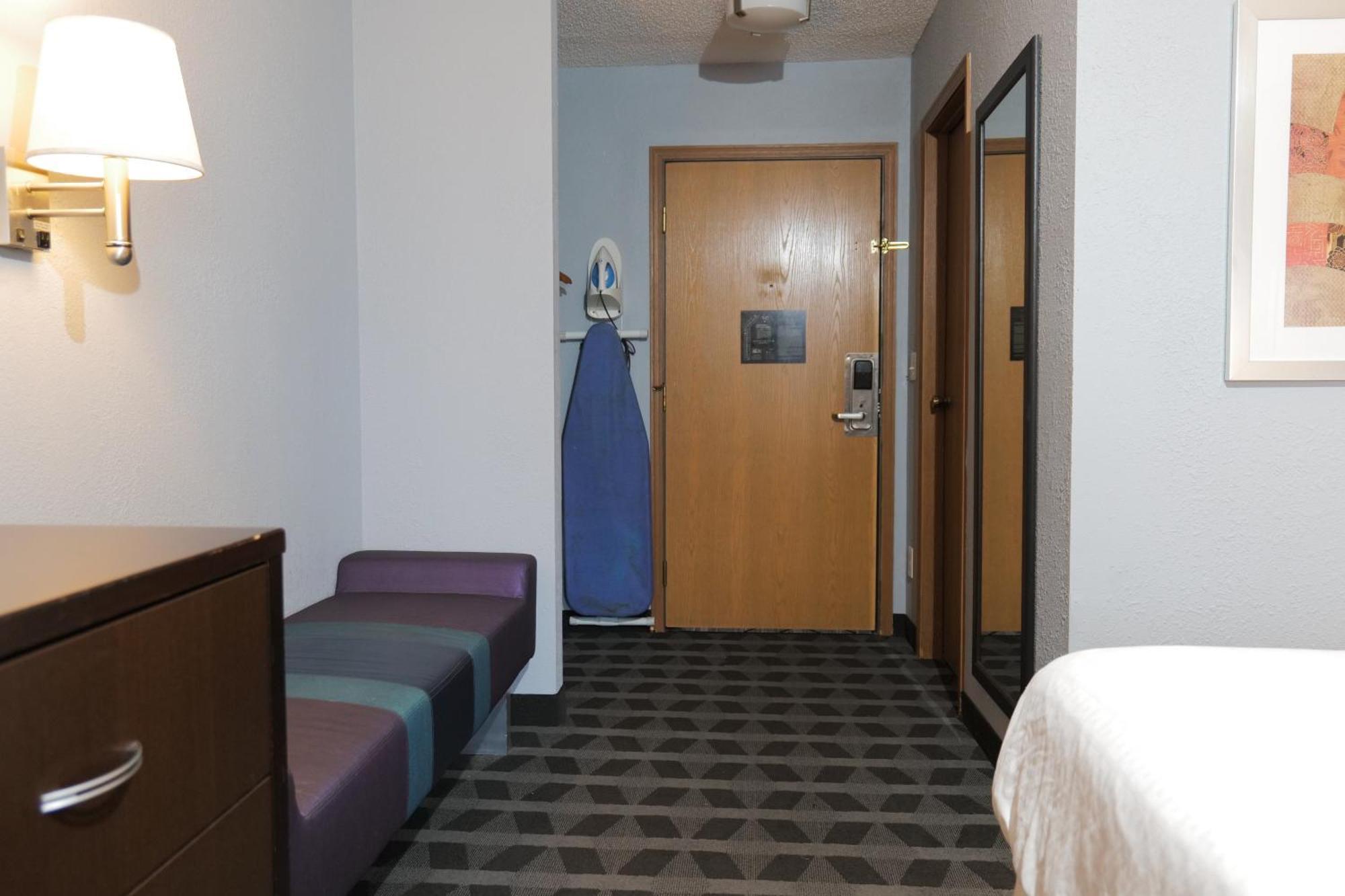 Baymont By Wyndham Flint Airport North Hotel Buitenkant foto