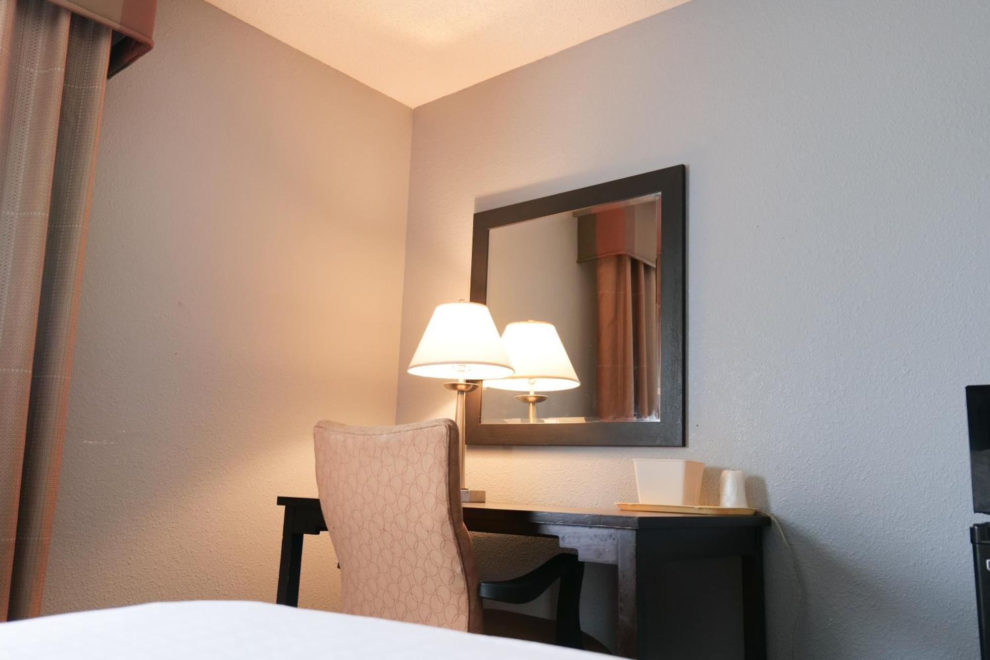 Baymont By Wyndham Flint Airport North Hotel Buitenkant foto