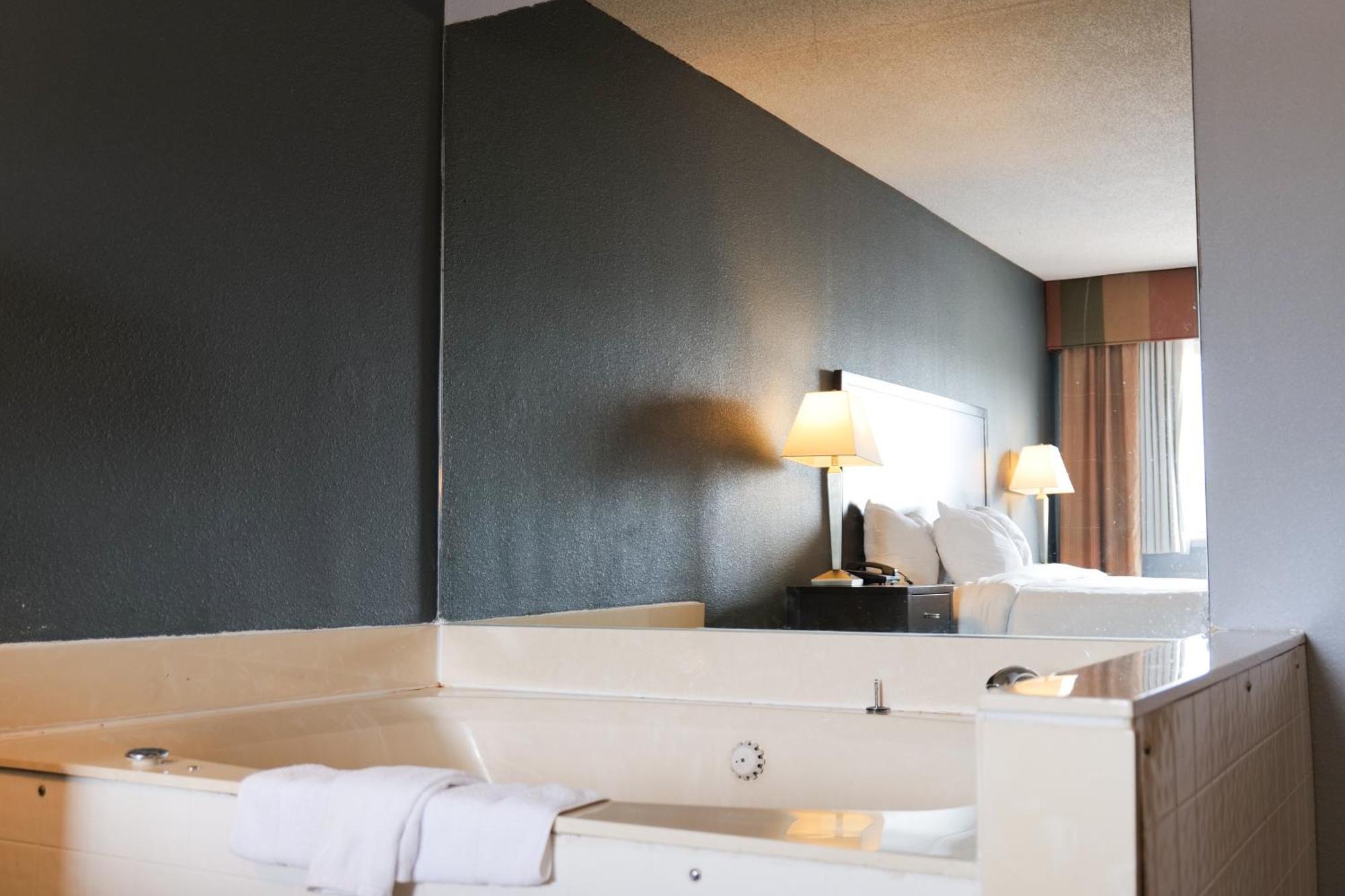 Baymont By Wyndham Flint Airport North Hotel Buitenkant foto